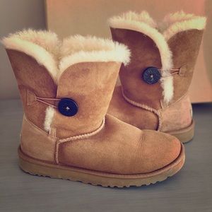 UGG Bailey Button Short